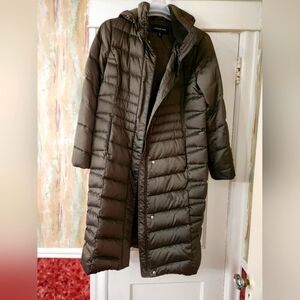 "Lands End" Long Olive green Lands End Puffer Coat. Very warm in mint condition.
